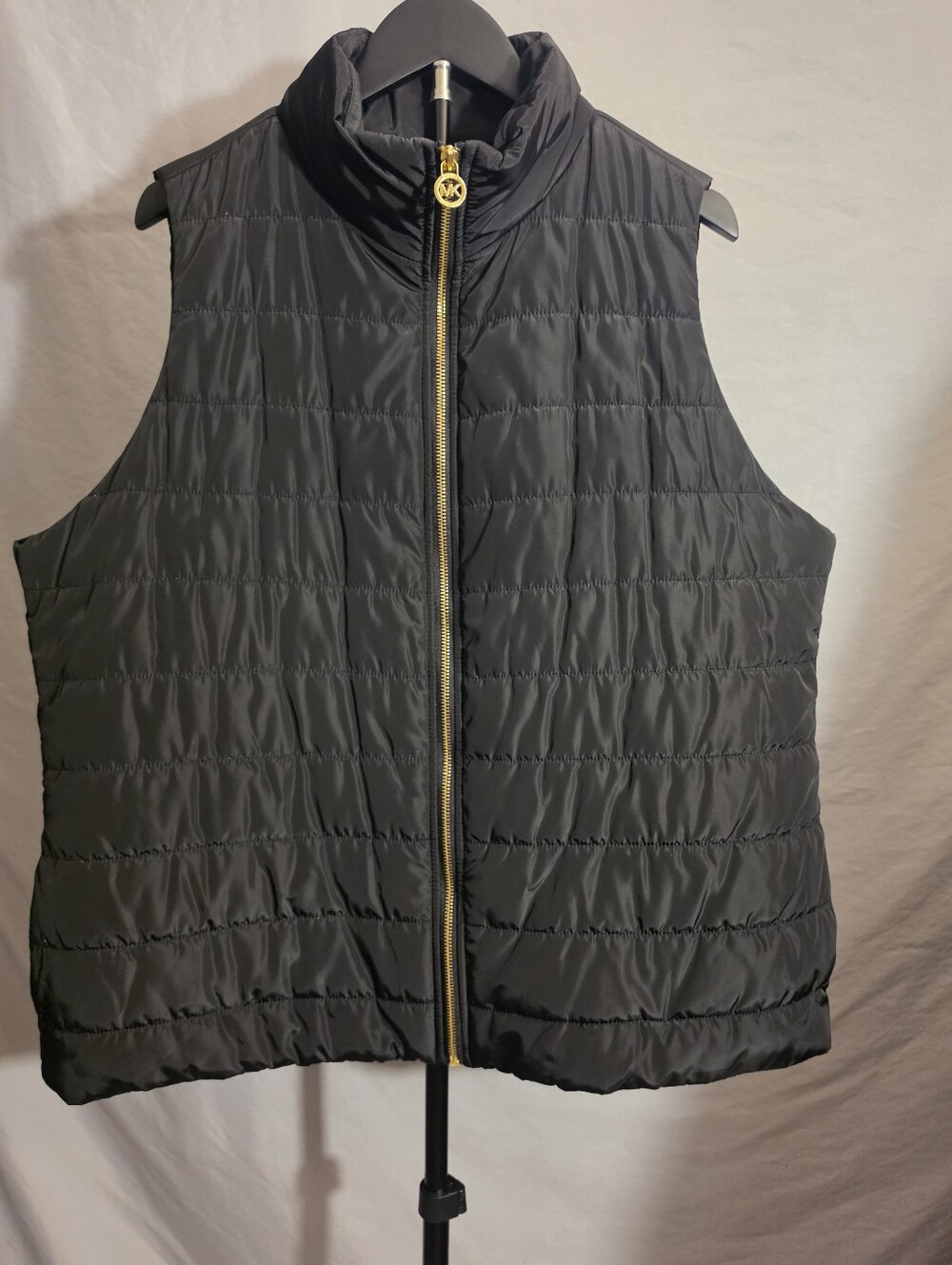 Black Michael Kors quilted puffer vest with a signature gold-tone Logo 1X